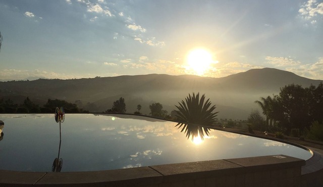 Wine Country Home walk to wineries - Infinity Pool Views - 2 king beds