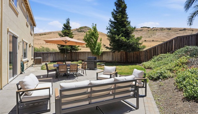 Wine Country Retreat w/Hot Tub & Views