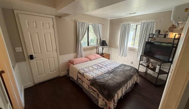 Wonderful Quirky studio with porch, walk to downtown