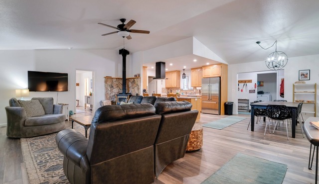 Wooded 2-Unit Combo, 1 Mi to Lake Almanor!