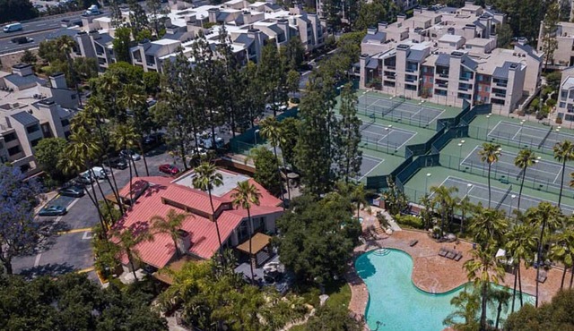 Woodland Hill 2BR Suite with Pool/Gym/Parking