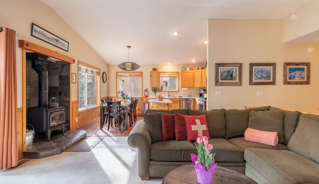 Woodsy Tahoe Cabin Deck Near Donner Lake + Skiing | Moraine