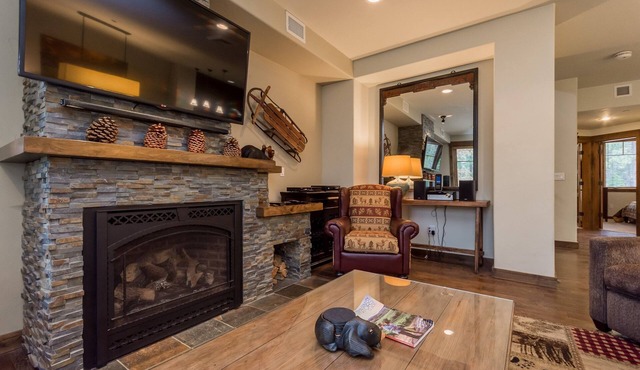 Woodwinds 1323 Pet-Friendly, On Sierra Star Golf Course, Garage and Jacuzzi, Luxury Home by RedAwning