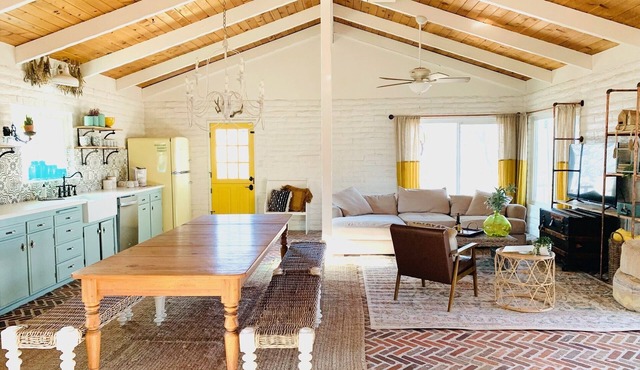 Yellow-Fish boutique house near Yosemite National Park & Bass Lake