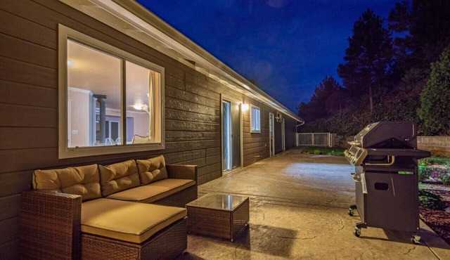 Yosemite Alpine Retreat with Hot Tub/Pool Table/Garden/Lounge