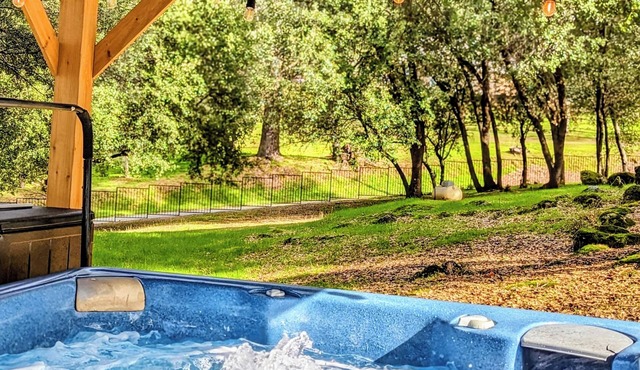 Yosemite + Bass Lake – Hot Tub, Games, Sleeps 13