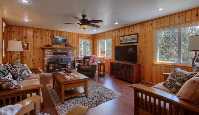 Yosemite Corner w NEW game room/Hot Tub/EV & more!