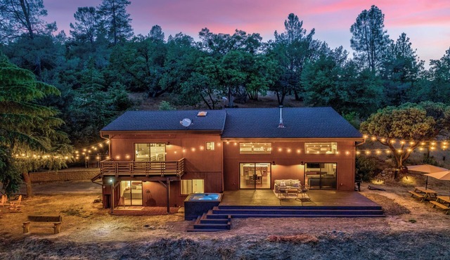 Yosemite Sunrise House with hot tub/views/game room!