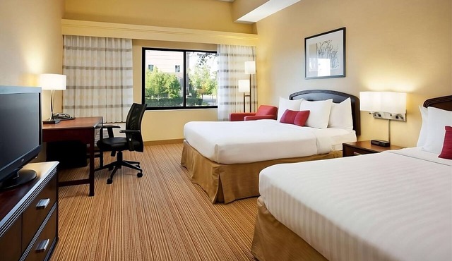 Your Oasis in the Heart of Summerlin! 2 Comfortable Rooms! Outdoor Pool!