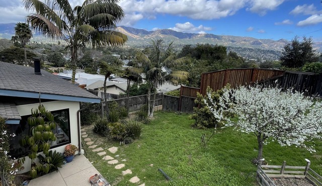 Zen Cottage Hideaway - 1 mile from the Beach, and 1 mile from Downtown.