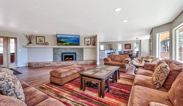 ZH284."The Zephyr"- Lake Views, Hot Tub, Shuffleboard Table and Huge Deck!