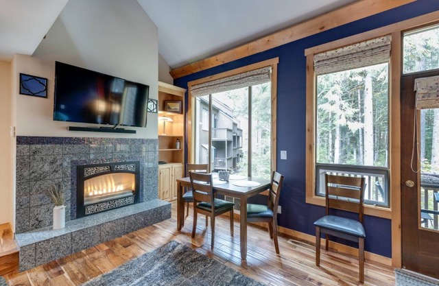 Condo ∙ 2 bedrooms ∙ 4 guests in Glacier