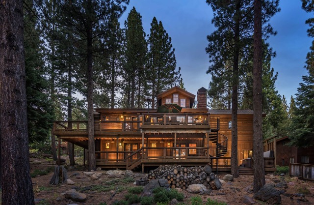 Luxury Tahoe City Home, Hot Tub, Pool Table, Ensuite Bathrooms