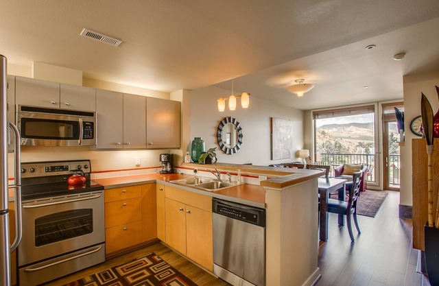 Sunset Escape 302 - 2 bed, 2 bath Condo Near Lakeside Park Lake Chelan in Chelan