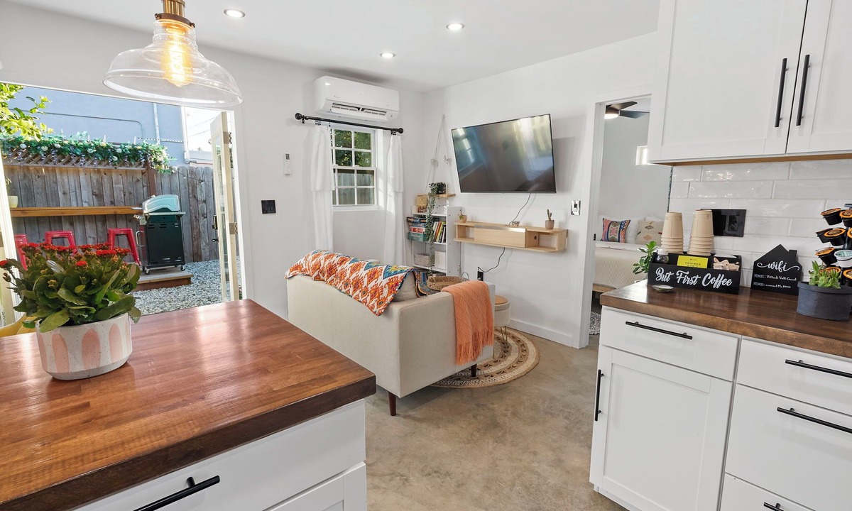 Downtown Los Angeles Cottage | A new detached guesthouse! Charming, quiet, safe, and close to everything!