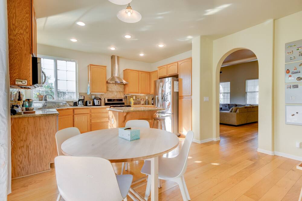 Union City House | Spacious & Scenic 4BR Home w/ Deskspace in Hayward