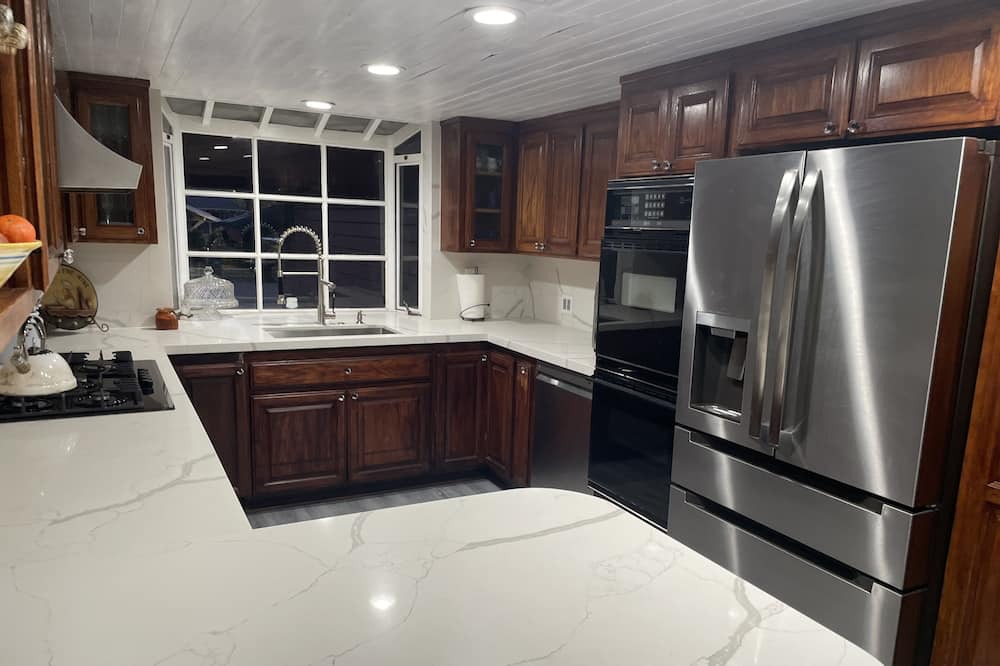 Chatsworth House | Cozy house with backyard in suburban neighborhood, central to Valley near 118