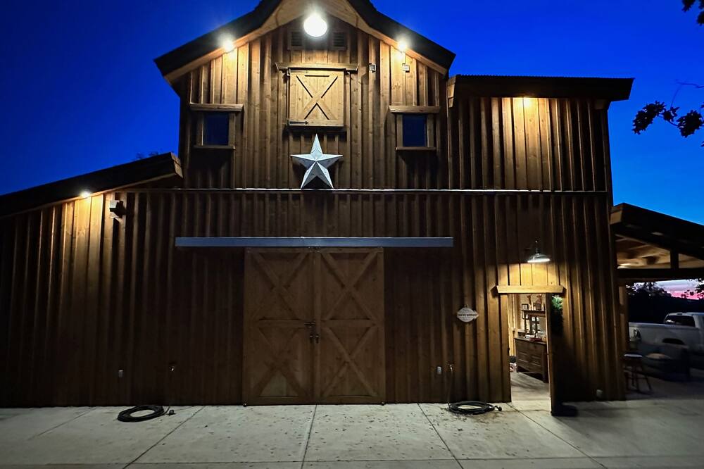 Coarsegold House | Modern Barn Retreat near Yosemite on a working cattle ranch. Pet Friendly.