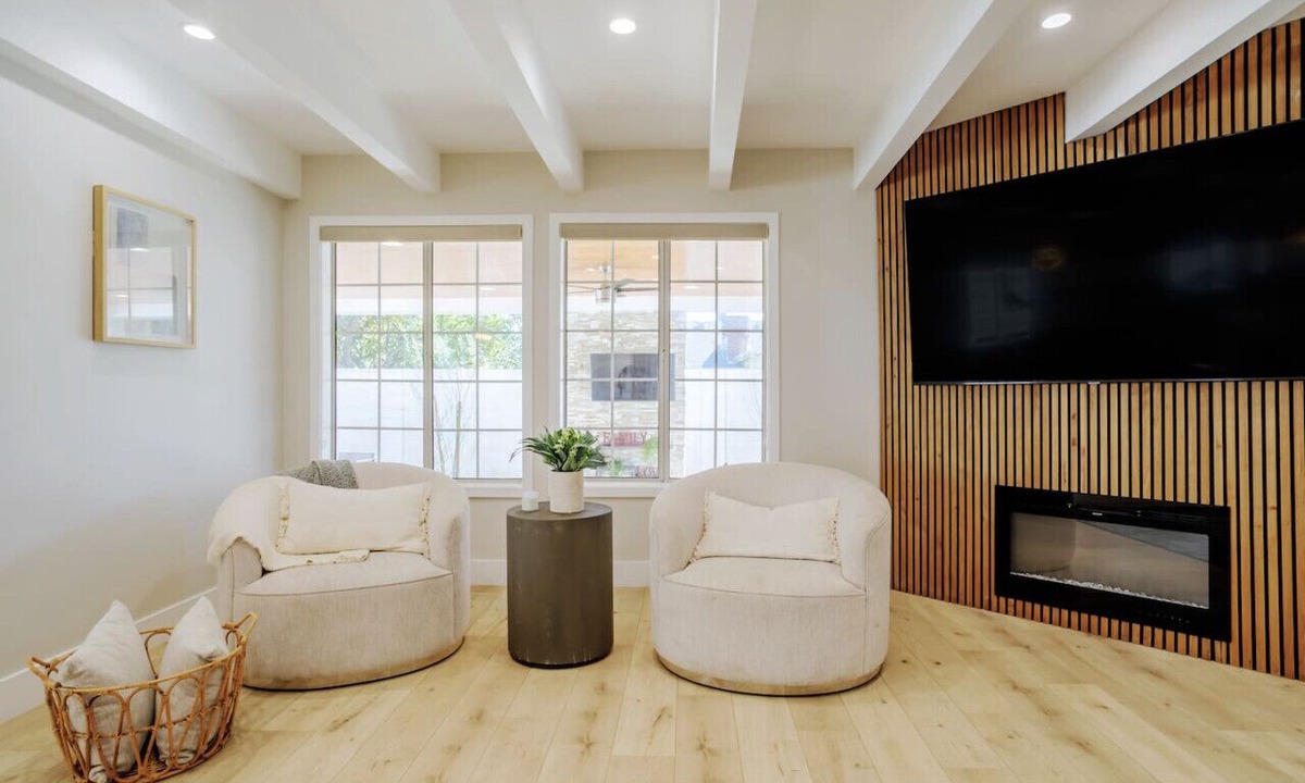 Valley Glen Apartment | Entertainer home hot tub Universal sleeps 12