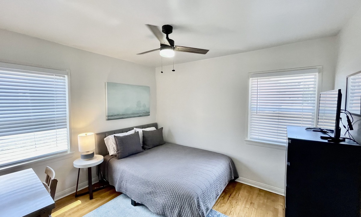 Bixby Knolls Apartment | Designer Bixby Knolls 2 bedroom with Parking near Cafes/Bars/Shopping