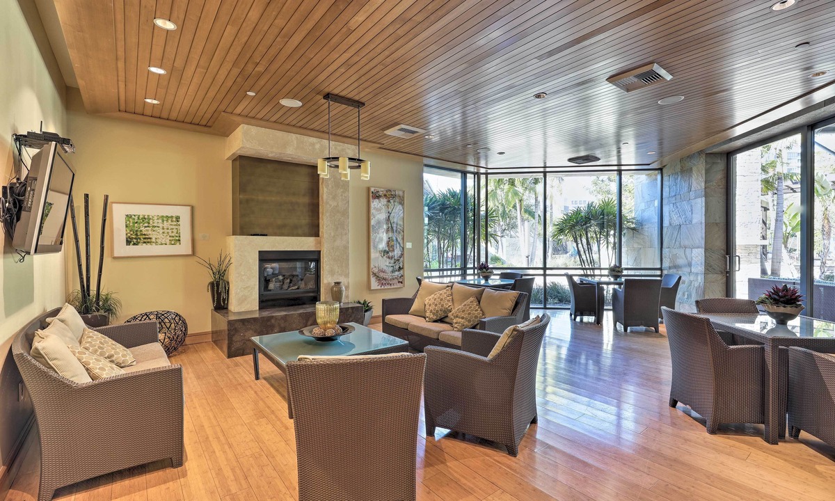 Irvine Business Complex Condo | Modern Irvine Condo w/Pool - 7 Mi to Beach!