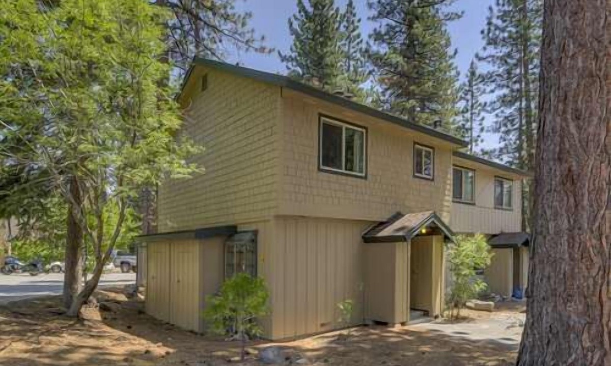 Lake Forest Condo | GREAT reviews & great value! Lake Forest Glen w/HOA pools, hot tub, walk to beach