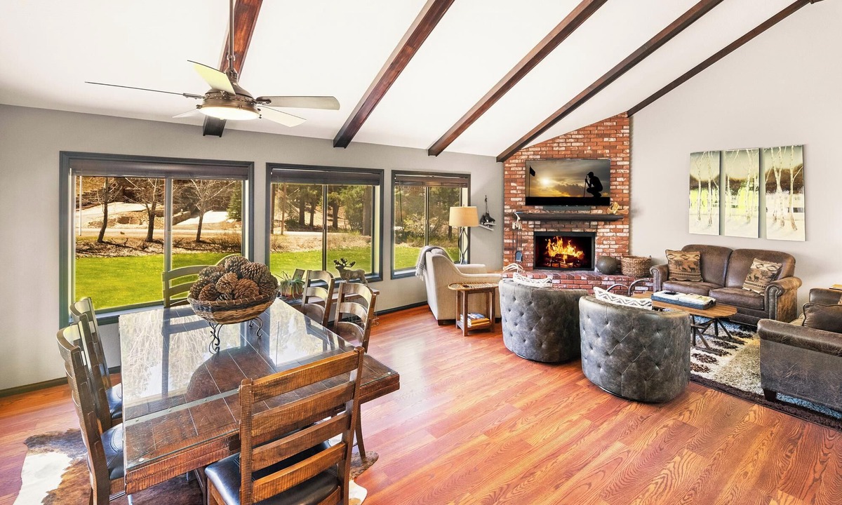 Big Bear Lake Condo | Higher End Townhome! Views of Bear Mtn! WiFi! Laundry! Walk to Bear Mtn!