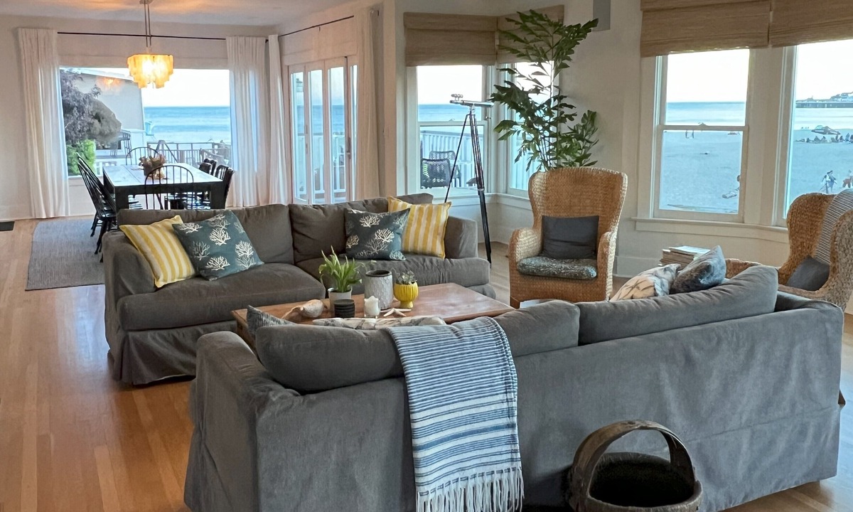 Seabright House | Vistamar on Seabright beach! Remodeled kitchen, hot tub, views, decks.