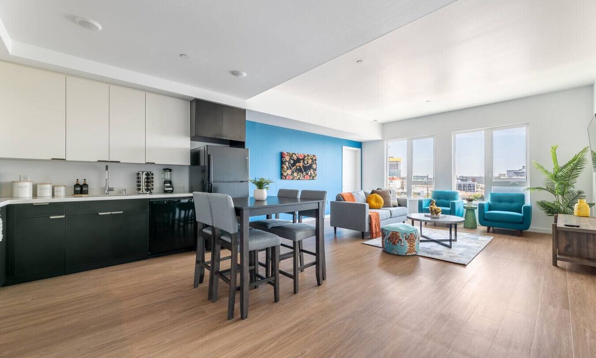 Little Tokyo Hotel | Chic & Cozy, Walk to little Tokyo, Free Parking, Gym and Rooftop Views