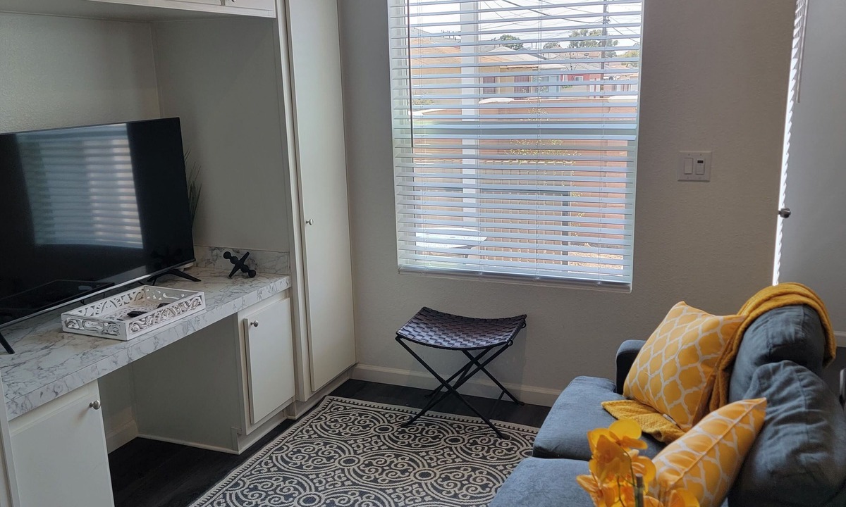 Los Angeles Apartment | Cozy studio ADU in lovely Los Angeles with refreshing AC near SoFi Stadium