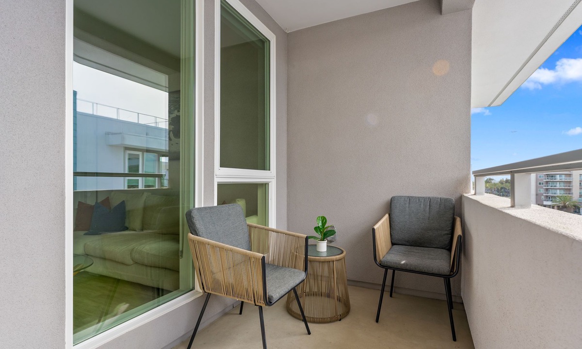 Marina del Rey Apartment | Nautical Knees' Right on The Marina, Walk To Venice Boardwalk Pool, Jacuzzi, Gym