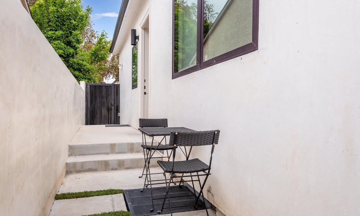 McManus Apartment | Modern bright & airy studio located in trendy Beverlywood close to Beverly Hills