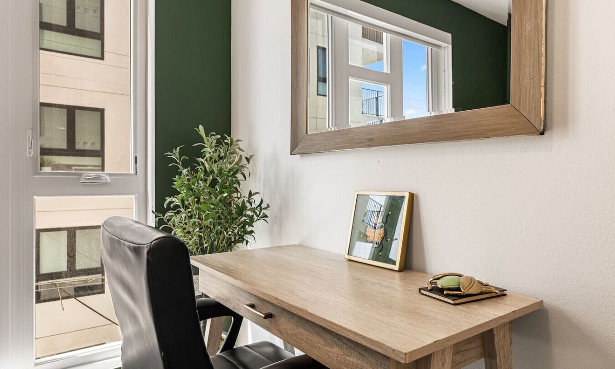 Koreatown Apartment | The K-Town 2BD Haven - Hot Tub, Gym & Parking