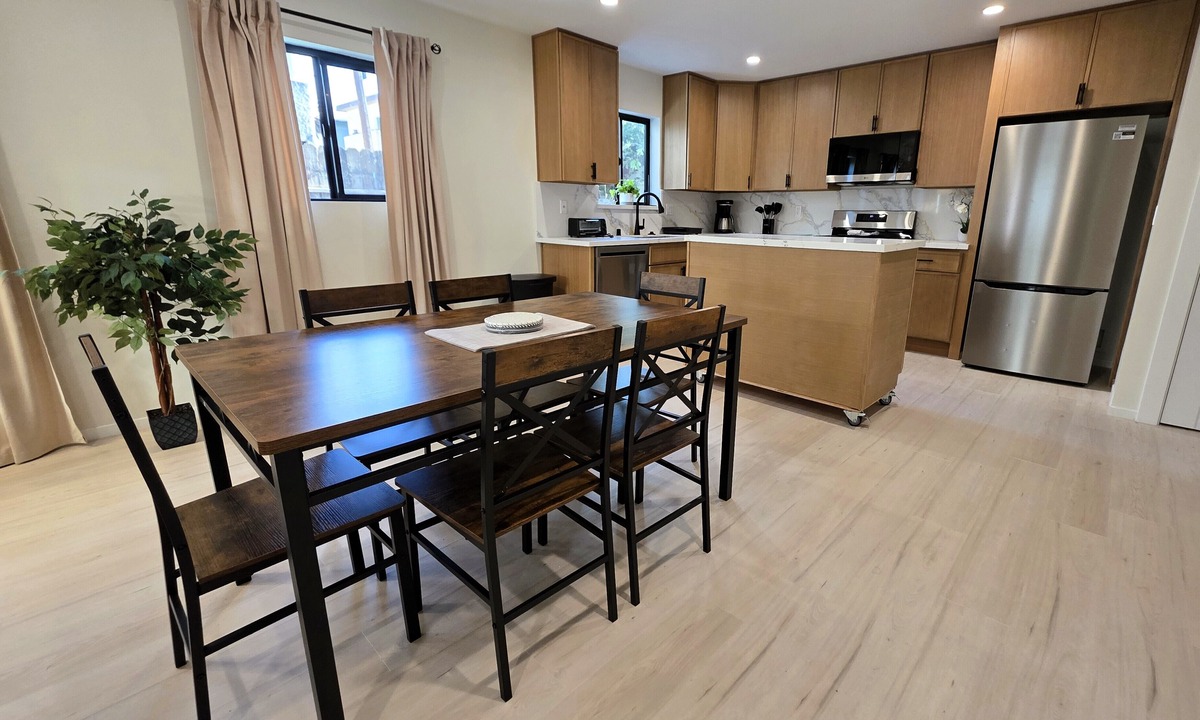 Beverly Hills Apartment | Luxury 2-Bedroom Near Cedars-Sinai & Rodeo Drive Walk to markets and restaurants