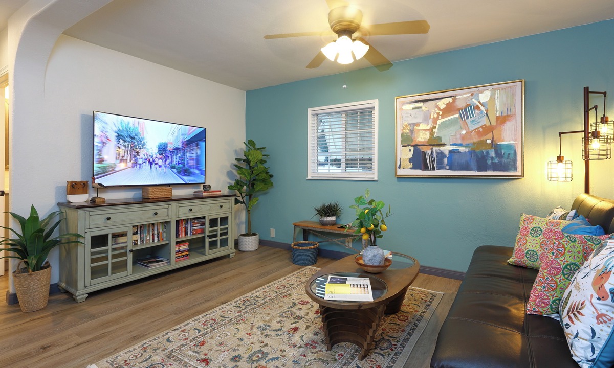 Santa Ana Apartment | Stylish 2B2B Hideaway 10 mins. drive to Disneyland