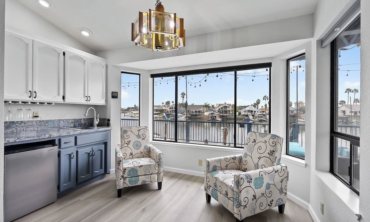 Discovery Bay House | 5 Star Rated Waterfront Oasis - Private boat dock