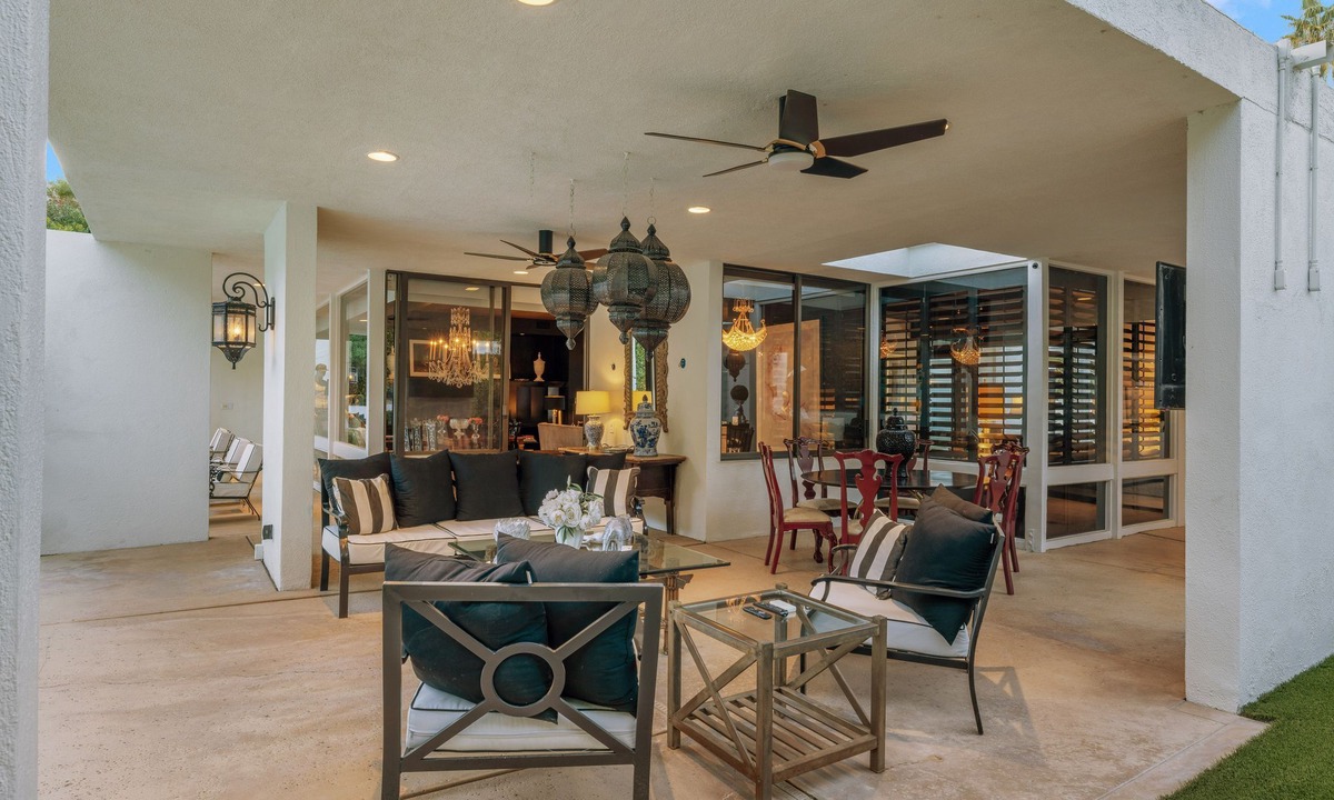 Palm Springs House | Canyon House Palm Springs - Hollywood Glamour Meets Desert Cool!