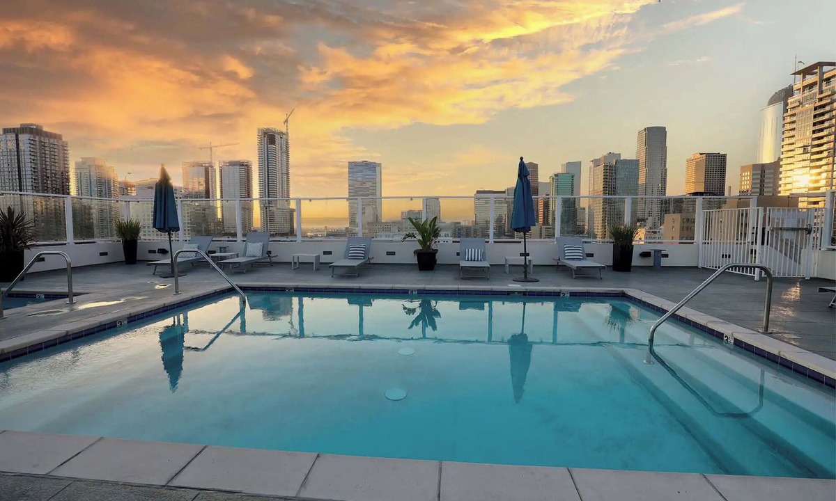 Historic Core Apartment | Chic DTLA 1-bedroom sleeps 4 with Rooftop Pool and Free Parking