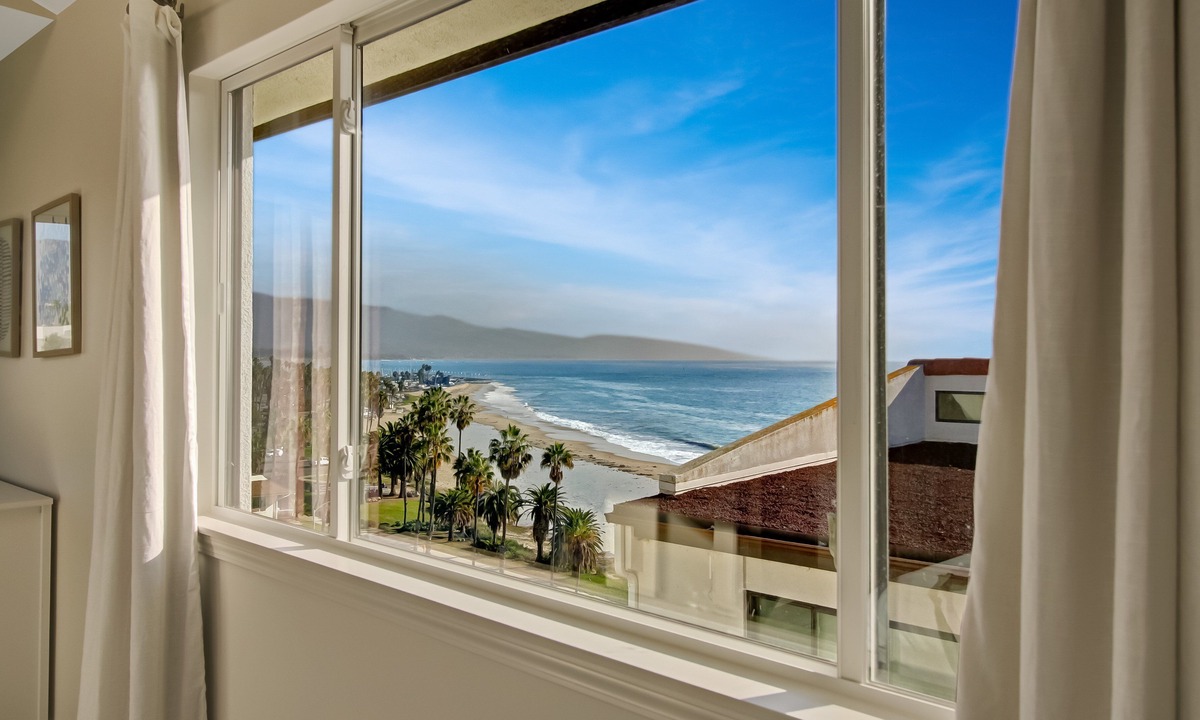 East Mesa Condo | Updated Penthouse! Steps from the sand at Leadbetter Beach, pool, spa, BBQ and more!