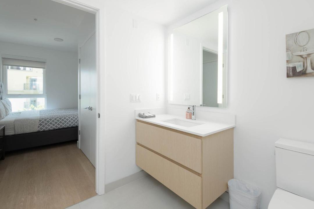 Downtown Apartment | Walk to Santa Monica Beach Pier Boardwalk Venice