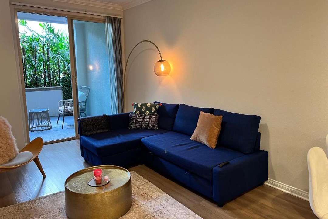 Mid-Wilshire Apartment | Spacious 1bdrm apartment 10 mins to Cedars-Sinai by car FREE Parking, King bed