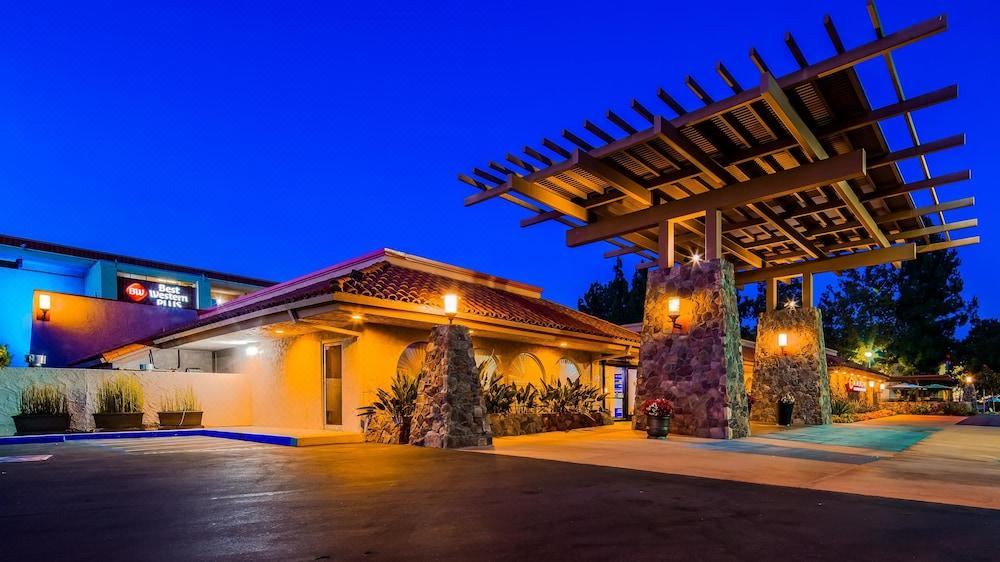 Photo of Buildings in Thousand Oaks