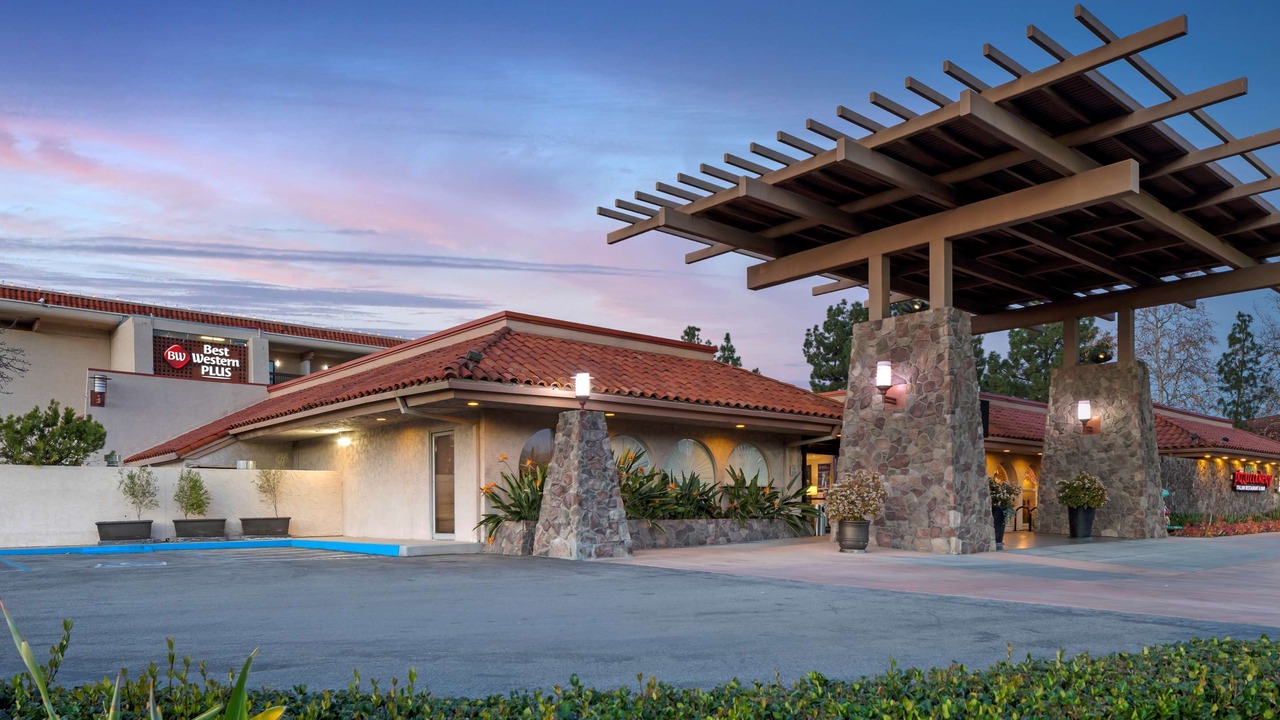 Photo of Buildings in Thousand Oaks