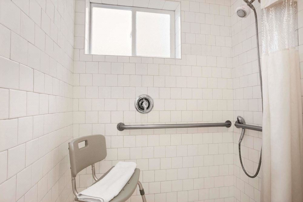 Photo of Bathroom in Oleander - Sunset