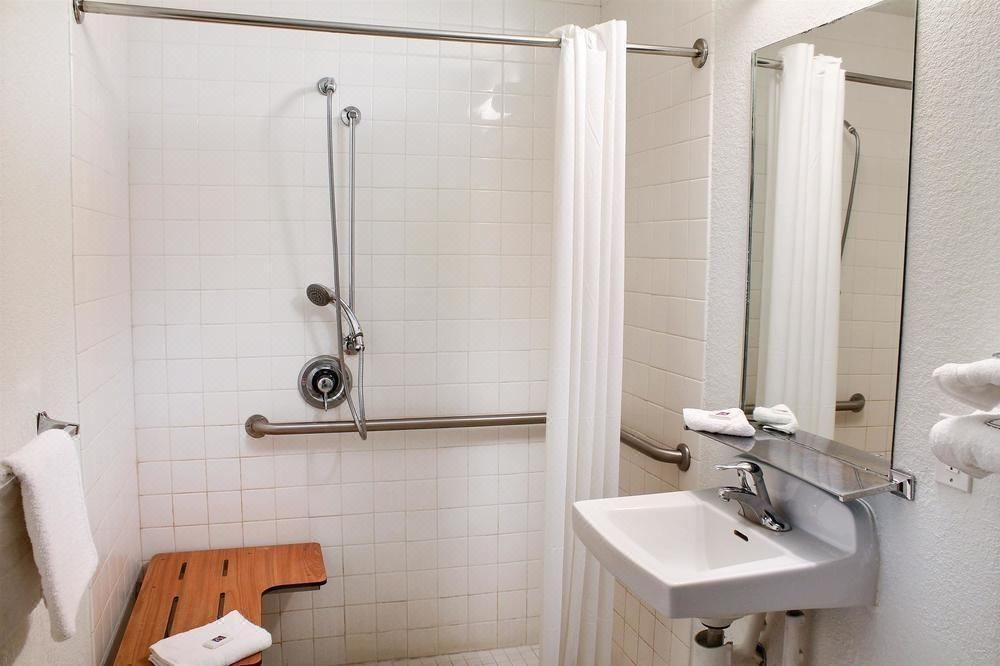 Photo of Bathroom in Raisin