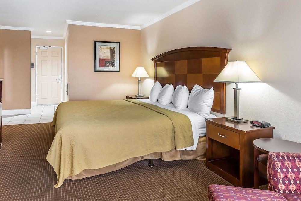 Photo of Bedroom in San Simeon