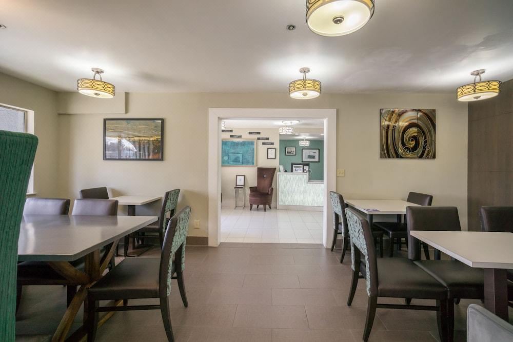 Photo of Livingroom in Old Mountain View