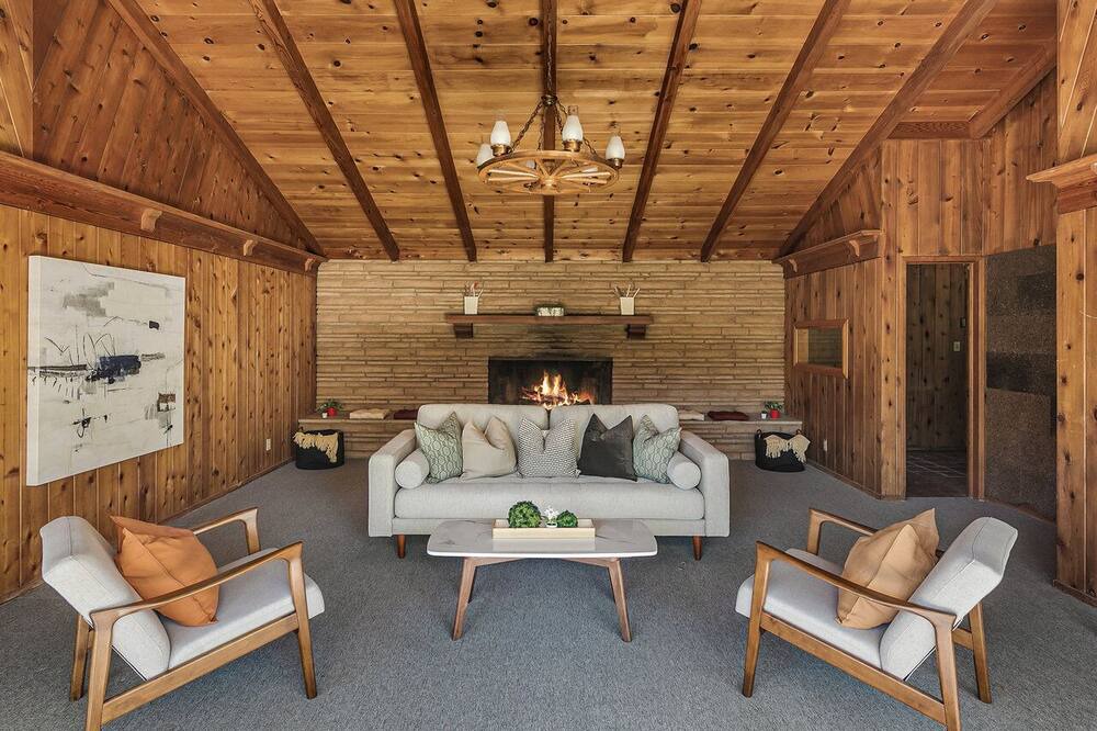 Photo of Livingroom in Tarzana