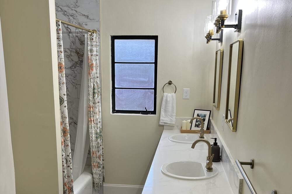 Photo of Bathroom in Raisin