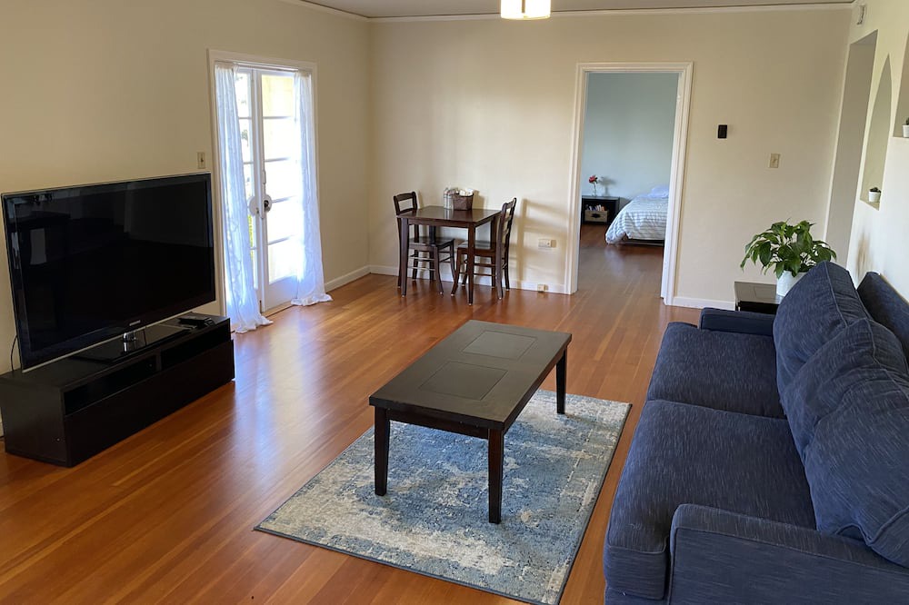 Photo of Livingroom in Upper Rockridge